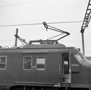 839064 Afbeelding van een stroomafnemer op het electrische treinstel nr. 336 (Mat. 1954, plan G) van de N.S. te Utrecht.